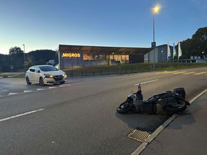 Kollision zwischen Auto und Motorroller in Heiden.