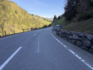 Von rechts kam ein Personenwagen gefahren.