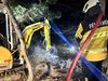 Feuerwehr und Bagger im Einsatz
