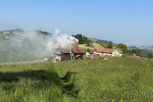 Brand in Niederteufen während den Löscharbeiten der Feuerwehr.