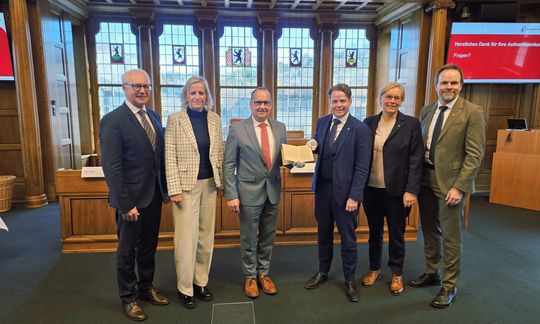 Der RR zeigt die Kantonsverfassung von 1834.