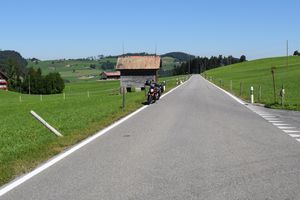 Zwei Motorräder am Strassenrand