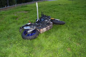 Total beschädigtes Motorrad nach Selbstunfall in Gais.