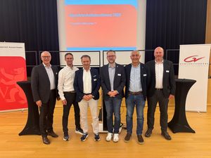(v.l.n.r): Regierungsrat Dölf Biasotto, Urs Kast (Abteilungsleiter Strassenbau), Jürg Schweizer (Kantonsbaumeister), Prof. Dr. Adrian Wildenauer, Bruno Fronebner (Abteilungsleiter Strassenunterhalt), Christof Chapuis (Präsident Gewerbe AR)