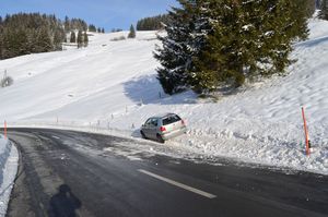 Auto steht neben der Strasse im Schnee