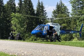 Interventionseinheit mit Polizeihelikopter.
