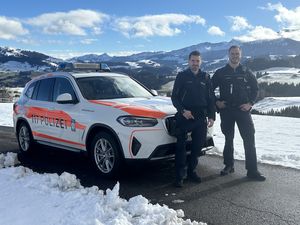 Der Stellvertreter des Regionenchefs Hinterland, Wachtmeister Michael Baumgartner, mit Polizeioberkommissaranwärter Felix Flieger auf Patrouille.