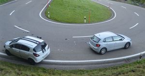 Ansicht der Unfallstelle mit den beiden beteiligten Fahrzeugen.