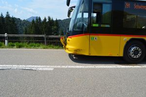 Ansicht der Beschädigungen am Postauto.
