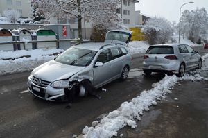 Hoher Sachschaden entstand bei Unfall zwischen zwei Autos in Lustmühle.