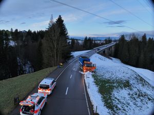 Verkehrsunfall zwischen Auto und Lastwagen in Teufen.