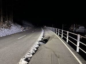 Ein Pneu lag auf dem Trottoir.