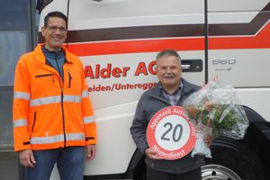 Martin Roth (links) dankt Heinz Alder für seine Einsätze.