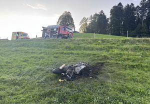 In Brand geratenes Motorrad nach schwerem Verkehrsunfall in Gais.