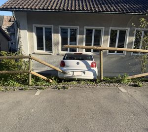 Der Pw durchbrach den Holzzaun.