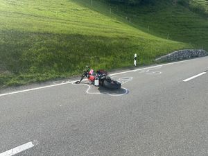 Der Motorradfahrer kam zu Fall.