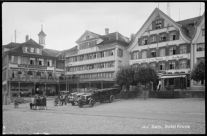 Dorfplatz Gais, Hotel Krone mit singendem Chor auf Balkon, Café Conditorei zum Alpstein und Automobilen im Jahr 1927 (Staatsarchiv Appenzell Ausserrhoden, Ja.011-01-03-010-019) 