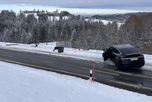 Der Personenwagen geriet über die Gegenfahrbahn.