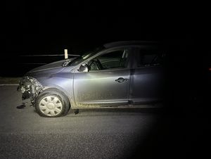 Durch die Kollision wurde der Pw beschädigt.