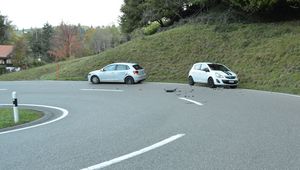 Ansicht der Unfallstelle mit den beiden beteiligten Fahrzeugen.