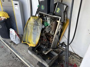 Die Tankstelle und der Automat wurden stark beschädigt.