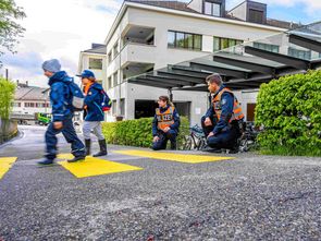 Die Polizistin und der Polizist instruieren die Kinder im Strassenverkehr.