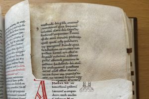 Einblick in Bücher, aus denen Teile geraubt wurden: Von einer wohl im 19. Jahrhundert stümperhaft weggeschnittenen mittelalterlichen Federzeichnung sind die Füsse stehengeblieben (Bild: KBAR)