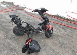Der Roller wurde vollständig beschädigt.