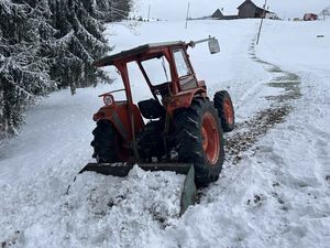 Landwirt nach Sturz vom Traktor schwer verletzt. 