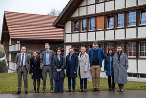 (v.l.): Roger Nobs, Ratsschreiber, Viktoriia Golovan, 1. Sekretärin, Martin Bachofner, Geschäftsleitungsvorsitzender Kinderdorf Pestalozzi, Iryna Venediktova, ukrainische Botschafterin, Yves Nöel Balmer, Regierungsrat, Susann Metzger, Regierungsrätin, Stephan Schwab, Leiter Dorf Kinderdorf Pestalozzi, Valérie Brand, Assistentin Zentrale Dienste Kinderdorf Pestalozzi, Emine Gygax, Fachperson Nothilfe