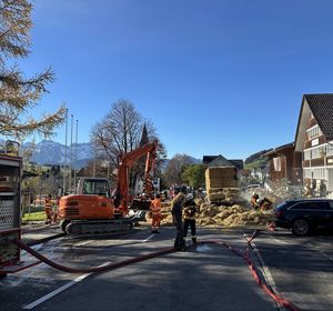Die Hauptstrasse musste eine Zeit lang gesperrt werden.