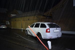 Der Pw auf dem Parkplatz wurde beschädigt.