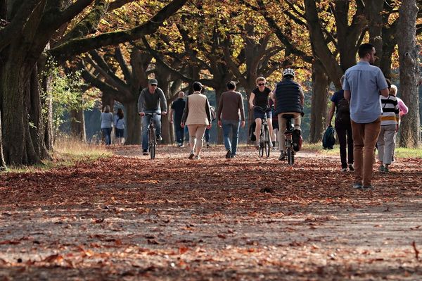 Fussgänger und Velofahrerinnen