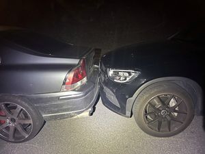 Der Personenwagen rollte in das dahinter stehende Auto. 