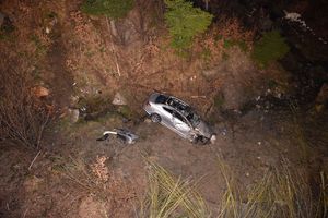 Luftbild zeigt stark beschädigtes Fahrzeug in Bachbett