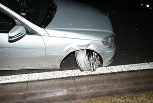 Die Frau verlor während der Fahrt einen Pneu.