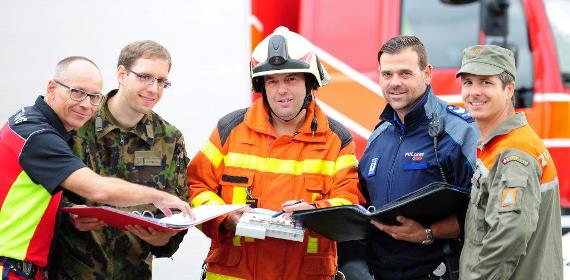 Zusammenarbeit Feuerwehr, Militär, Zivilschutz, Polizei und Notarzt