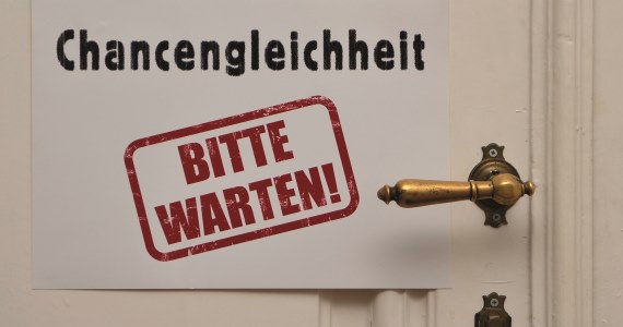 Schild: Changengleichheit bitte warten!